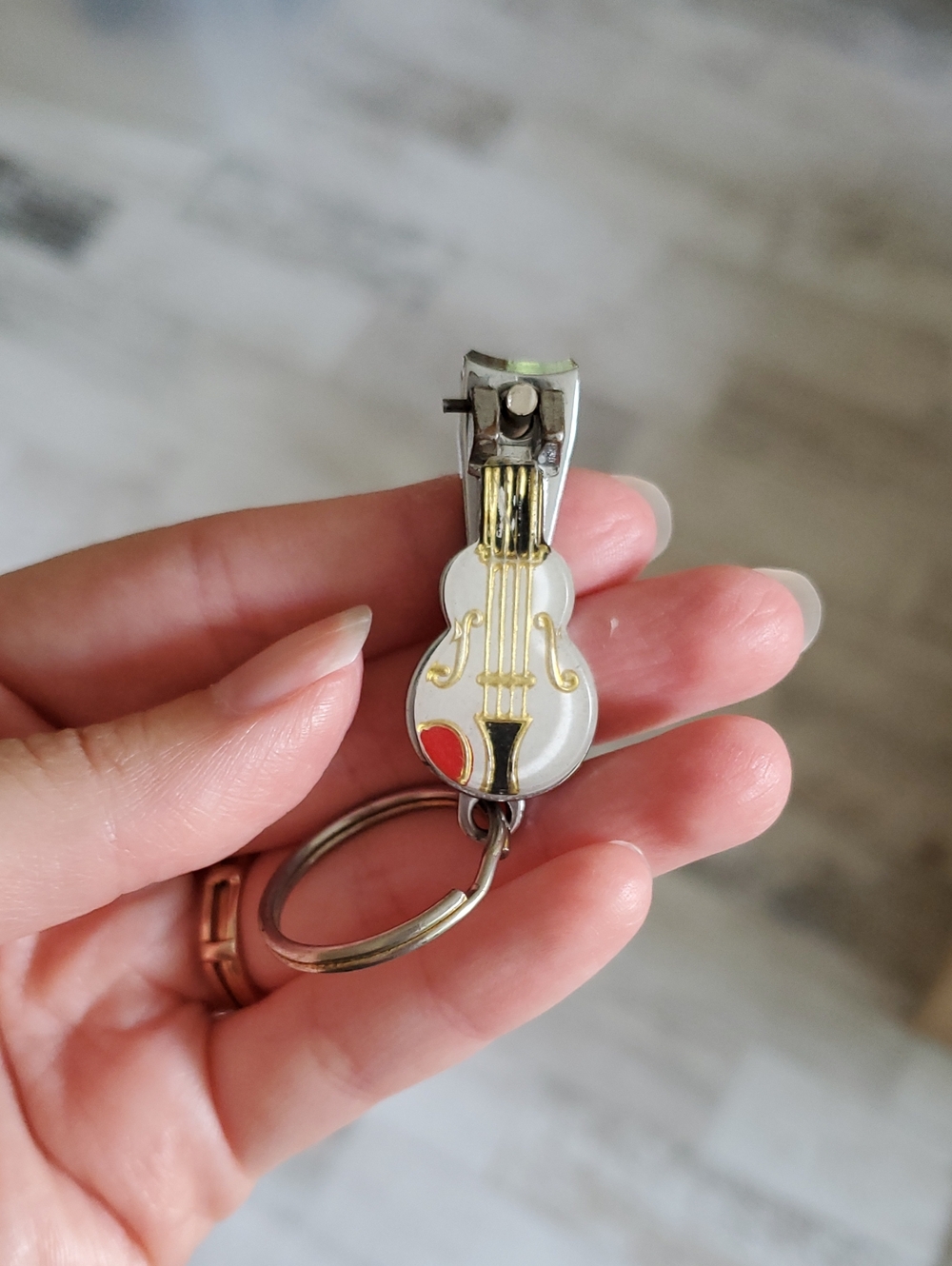 90s Compact Violin Keychain Nail Clipper - Portable Music-Themed Grooming Tool